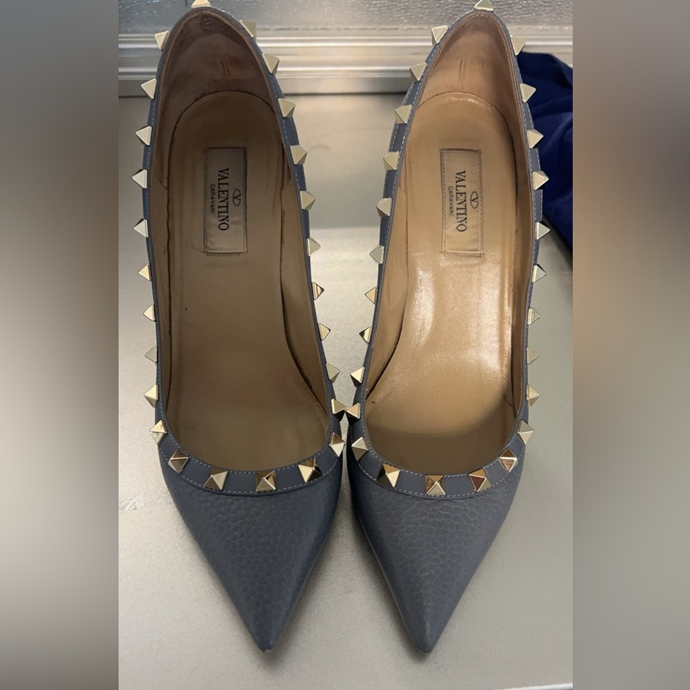 Valentino rockstud point-toe leather pumps!